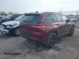 2025 Jeep Grand Cherokee Laredo z VIN 1C4RJHAG5S8657198, wystawiony jako IAAI lot #42146067 z przebiegiem 5186 mil mil oraz . Historia ofert i sprzedaży dostępna na DreamBid. Obrazek 4.