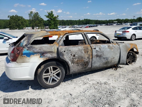 2005 Dodge Magnum z VIN 2D4FV48T05H185562, wystawiony jako Copart lot #56011775 z przebiegiem Nie podano mil oraz Nie do naprawy • Non repairable. Historia ofert i sprzedaży dostępna na DreamBid. Obrazek 3.