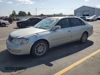 2000 Toyota Avalon XL z VIN 4T1BF28B2YU103719, wystawiony jako Copart lot #60702575 z przebiegiem 272 592 mil mil oraz Szkoda całkowita • Salvage title. Historia ofert i sprzedaży dostępna na DreamBid. Obrazek 1.