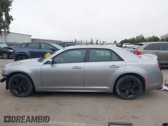 2018 Chrysler 300 S z VIN 2C3CCABG3JH266313, wystawiony jako IAAI lot #42397694 z przebiegiem 79 549 mil mil oraz . Historia ofert i sprzedaży dostępna na DreamBid. Obrazek 14.