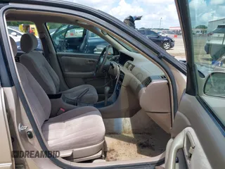 1997 Toyota Camry LE z VIN 4T1BG22K7VU818805, wystawiony jako IAAI lot #42105925 z przebiegiem 140 960 mil mil oraz . Historia ofert i sprzedaży dostępna na DreamBid. Obrazek 5.