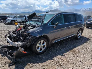 2017 Chrysler Pacifica Touring L Plus z VIN 2C4RC1EG1HR727465, wystawiony jako Copart lot #54992225 z przebiegiem 107 559 mil mil oraz Szkoda całkowita • Salvage title. Historia ofert i sprzedaży dostępna na DreamBid. Obrazek 1.