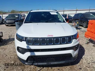 2022 Jeep Compass Latitude z VIN 3C4NJDBB2NT236443, wystawiony jako IAAI lot #42030411 z przebiegiem 57 223 mil mil oraz . Historia ofert i sprzedaży dostępna na DreamBid. Obrazek 12.