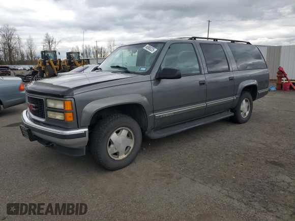1999 GMC Suburban z VIN 1GKFK16R0XJ772880, wystawiony jako Copart lot #46986325 z przebiegiem 237 921 mil mil oraz Czysty tytuł • Clean title. Historia ofert i sprzedaży dostępna na DreamBid. Obrazek 1.