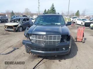 2014 Lincoln Navigator z VIN 5LMJJ2J53EEL08886, wystawiony jako IAAI lot #41971904 z przebiegiem 140 190 mil mil oraz . Historia ofert i sprzedaży dostępna na DreamBid. Obrazek 12.