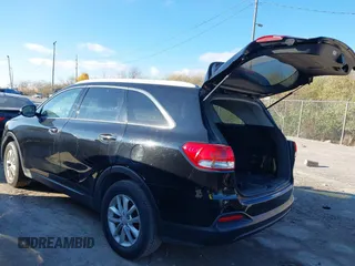 2018 Kia Sorento LX z VIN 5XYPG4A39JG385905, wystawiony jako IAAI lot #40936433 z przebiegiem 116 080 mil mil oraz . Historia ofert i sprzedaży dostępna na DreamBid. Obrazek 3.