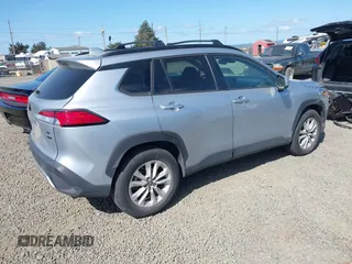 2022 Toyota Corolla Cross LE z VIN 7MUCAABG1NV021010, wystawiony jako IAAI lot #42082415 z przebiegiem 30 395 mil mil oraz . Historia ofert i sprzedaży dostępna na DreamBid. Obrazek 4.