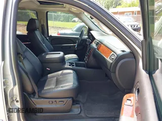 2010 Chevrolet Tahoe LT z VIN 1GNUKBE04AR194729, wystawiony jako IAAI lot #42408855 z przebiegiem 192 532 mil mil oraz . Historia ofert i sprzedaży dostępna na DreamBid. Obrazek 5.