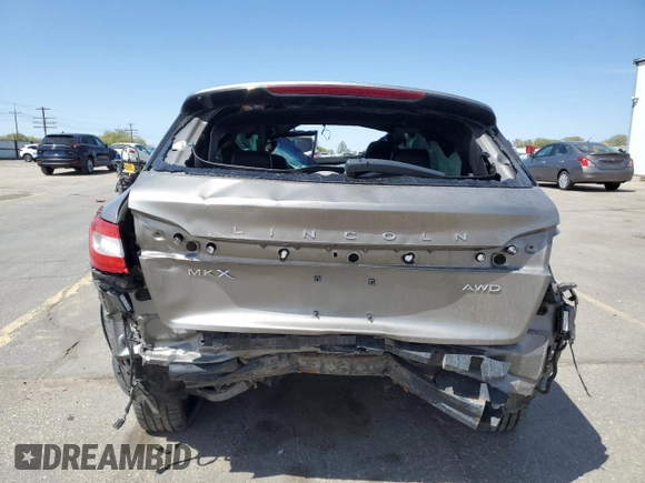 2016 Lincoln MKX Select z VIN 2LMTJ8KR9GBL38493, wystawiony jako Copart lot #54258865 z przebiegiem Nie podano mil oraz Szkoda całkowita • Salvage title. Historia ofert i sprzedaży dostępna na DreamBid. Obrazek 6.