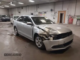2014 Volkswagen Jetta TDI w/Premium с VIN 3VW3L7AJ6EM379401, выставлен на аукционе IAAI как лот 42086326 с пробегом 89 870 миль миль и . История ставок и продаж доступна на DreamBid. Изображение 1.