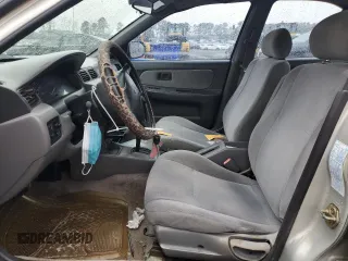 1996 Nissan Sentra XE z VIN 1N4AB41D2TC767557, wystawiony jako Copart lot #42553245 z przebiegiem 148 514 mil mil oraz Szkoda całkowita • Salvage title. Historia ofert i sprzedaży dostępna na DreamBid. Obrazek 7.