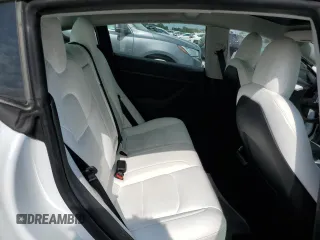 2021 Tesla Model 3 Standard Range Plus z VIN 5YJ3E1EA7MF084900, wystawiony jako Copart lot #53090765 z przebiegiem 42 226 mil mil oraz Nie do naprawy. Historia ofert i sprzedaży dostępna na DreamBid. Obrazek 10.