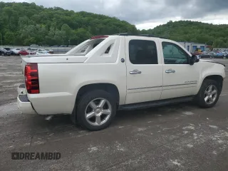 2013 Chevrolet Avalanche LTZ z VIN 3GNTKGE77DG277811, wystawiony jako Copart lot #58436905 z przebiegiem 126 603 mil mil oraz Szkoda całkowita • Salvage title. Historia ofert i sprzedaży dostępna na DreamBid. Obrazek 3.