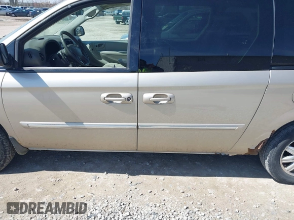 2005 Chrysler Town & Country Touring with VIN 2C4GP54LX5R132272, listed as a IAAI auction lot 41860741 with 138,402 mi miles and . Bid and sale history available at DreamBid. Image 14.