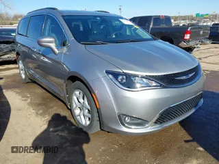 2017 Chrysler Pacifica Touring L z VIN 2C4RC1BG6HR667784, wystawiony jako IAAI lot #41742574 z przebiegiem 129 975 mil mil oraz . Historia ofert i sprzedaży dostępna na DreamBid. Obrazek 1.