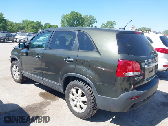 2012 Kia Sorento LX z VIN 5XYKT3A15CG191986, wystawiony jako IAAI lot #42261039 z przebiegiem 161 816 mil mil oraz . Historia ofert i sprzedaży dostępna na DreamBid. Obrazek 3.