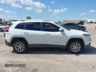 2016 Jeep Cherokee Latitude z VIN 1C4PJMCB9GW305259, wystawiony jako IAAI lot #42093050 z przebiegiem 228 747 mil mil oraz . Historia ofert i sprzedaży dostępna na DreamBid. Obrazek 13.