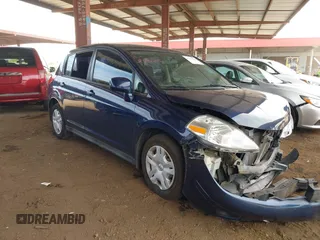 2012 Nissan Versa S z VIN 3N1BC1CPXCK258122, wystawiony jako IAAI lot #42164469 z przebiegiem 64 594 mil mil oraz . Historia ofert i sprzedaży dostępna na DreamBid. Obrazek 1.