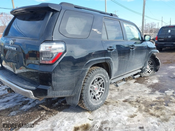 2019 Toyota 4Runner SR5 with VIN JTEBU5JR8K5735284, listed as a IAAI auction lot 41441632 with 32,402 mi miles. Bid and sale history available at carsss.com. Image 4.