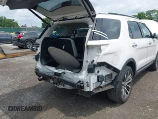 2017 Ford Explorer Platinum z VIN 1FM5K8HT9HGD01300, wystawiony jako IAAI lot #42628364 z przebiegiem 107 191 mil mil oraz . Historia ofert i sprzedaży dostępna na DreamBid. Obrazek 18.