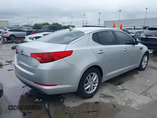 2013 Kia Optima LX z VIN 5XXGM4A76DG185701, wystawiony jako IAAI lot #42103537 z przebiegiem 203 207 mil mil oraz . Historia ofert i sprzedaży dostępna na DreamBid. Obrazek 4.