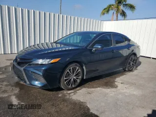 2020 Toyota Camry SE z VIN 4T1J11AKXLU392243, wystawiony jako Copart lot #57803285 z przebiegiem 80 823 mil mil oraz Czysty tytuł • Clean title. Historia ofert i sprzedaży dostępna na DreamBid. Obrazek 1.
