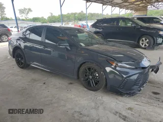 2025 Toyota Camry LE z VIN 4T1DAACK7SU550546, wystawiony jako Copart lot #54840245 z przebiegiem 3 669 mil mil oraz Szkoda całkowita • Salvage title. Historia ofert i sprzedaży dostępna na DreamBid. Obrazek 4.