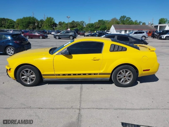 2005 Ford Mustang Deluxe with VIN 1ZVFT80N055158695, listed as a IAAI auction lot 41804680 with 175,067 mi miles. Bid and sale history available at carsss.com. Image 14.
