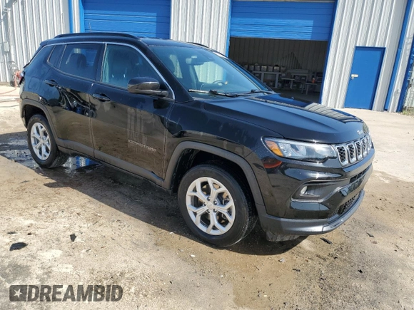 2024 Jeep Compass Latitude z VIN 3C4NJDBN2RT109871, wystawiony jako Copart lot #65576335 z przebiegiem 43 598 mil mil oraz Czysty tytuł • Clean title. Historia ofert i sprzedaży dostępna na DreamBid. Obrazek 4.