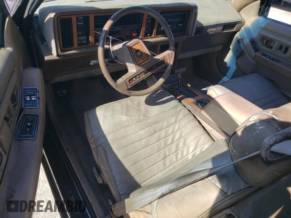 1988 Cadillac Eldorado z VIN 1G6EL115XJU611177, wystawiony jako Copart lot #46526855 z przebiegiem 122 780 mil mil oraz Szkoda całkowita • Salvage title. Historia ofert i sprzedaży dostępna na DreamBid. Obrazek 8.