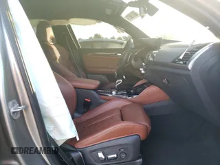 2021 BMW X4 M z VIN 5YMUJ0C00M9F77102, wystawiony jako Copart lot #59472373 z przebiegiem 5041 mil mil oraz . Historia ofert i sprzedaży dostępna na DreamBid. Obrazek 5.