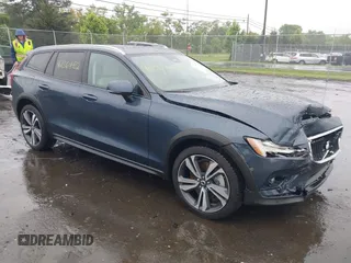 2025 Volvo V60 Plus z VIN YV4L12WK7S2145118, wystawiony jako IAAI lot #42364432 z przebiegiem 6 971 mil mil oraz . Historia ofert i sprzedaży dostępna na DreamBid. Obrazek 1.