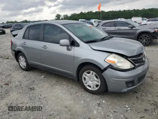 2010 Nissan Versa S z VIN 3N1BC1AP2AL451326, wystawiony jako Copart lot #54434045 z przebiegiem 117 080 mil mil oraz Szkoda całkowita • Salvage title. Historia ofert i sprzedaży dostępna na DreamBid. Obrazek 4.