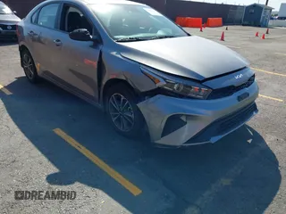 2023 Kia Forte LXS z VIN 3KPF24AD1PE621214, wystawiony jako IAAI lot #41970298 z przebiegiem 35 996 mil mil oraz . Historia ofert i sprzedaży dostępna na DreamBid. Obrazek 1.
