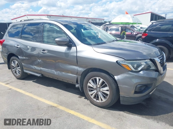 2018 Nissan Pathfinder S z VIN 5N1DR2MM9JC614833, wystawiony jako IAAI lot #42166948 z przebiegiem 157 647 mil mil oraz . Historia ofert i sprzedaży dostępna na DreamBid. Obrazek 1.