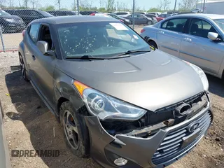 2013 Hyundai Veloster Turbo z VIN KMHTC6AE9DU117443, wystawiony jako IAAI lot #42075295 z przebiegiem 189 471 mil mil oraz . Historia ofert i sprzedaży dostępna na DreamBid. Obrazek 1.