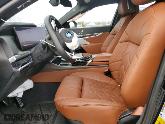 2024 BMW i7 xDrive60 z VIN WBY53EJ03RCP66405, wystawiony jako Copart lot #86143024 z przebiegiem 8304 mil mil oraz Szkody całkowita. Historia ofert i sprzedaży dostępna na DreamBid. Obrazek 7.