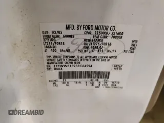 2005 Ford F-350 XL z VIN 1FTWW31P25EC64594, wystawiony jako Copart lot #61291725 z przebiegiem 209 965 mil mil oraz Czysty tytuł • Clean title. Historia ofert i sprzedaży dostępna na DreamBid. Obrazek 12.