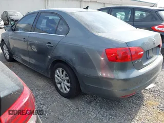 2013 Volkswagen Jetta SE with VIN 3VWDP7AJ0DM352654, listed as a IAAI auction lot 42552411 with 84,145 mi miles and . Bid and sale history available at DreamBid. Image 3.