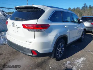 2019 Toyota Highlander SE with VIN 5TDJZRFH3KS613063, listed as a IAAI auction lot 41670992 with 110,543 mi miles. Bid and sale history available at carsss.com. Image 4.