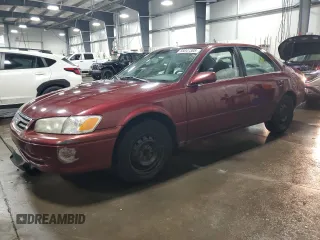 2000 Toyota Camry CE z VIN 4T1BG22K2YU938855, wystawiony jako Copart lot #56047305 z przebiegiem 129 096 mil mil oraz Szkoda całkowita • Salvage title. Historia ofert i sprzedaży dostępna na DreamBid. Obrazek 1.