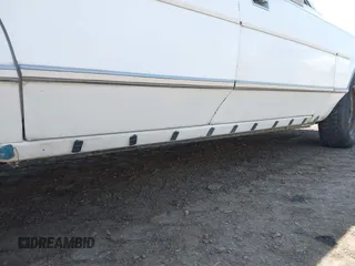 1989 Lincoln Town Car z VIN 1LNBM81FXKY640618, wystawiony jako IAAI lot #42290055 z przebiegiem 36 095 mil mil oraz . Historia ofert i sprzedaży dostępna na DreamBid. Obrazek 6.
