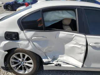 2017 BMW 3 Series 320i z VIN WBA8E1G3XHNU18555, wystawiony jako Copart lot #57665275 z przebiegiem Nie podano mil oraz Szkoda całkowita • Salvage title. Historia ofert i sprzedaży dostępna na DreamBid. Obrazek 10.