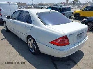 2004 Mercedes-Benz S 500 z VIN WDBNG75J54A418550, wystawiony jako IAAI lot #42444566 z przebiegiem 152 597 mil mil oraz . Historia ofert i sprzedaży dostępna na DreamBid. Obrazek 3.