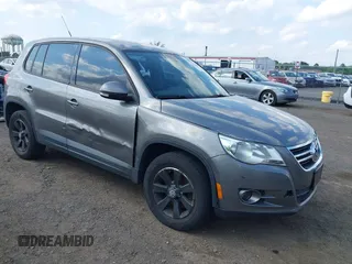 2010 Volkswagen Tiguan S with VIN WVGBV7AX8AW526711, listed as a IAAI auction lot 42735039 with 149,436 mi miles and . Bid and sale history available at DreamBid. Image 1.