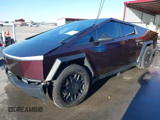 2024 Tesla Cybertruck z VIN 7G2CEHED3RA021703, wystawiony jako IAAI lot #41392666 z przebiegiem 7 244 mil mil oraz . Historia ofert i sprzedaży dostępna na DreamBid. Obrazek 2.