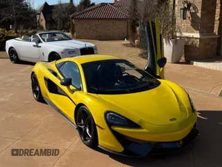 2018 McLaren 570S z VIN SBM13FAA2JW004563, wystawiony jako Copart lot #51371545 z przebiegiem 20 602 mil mil oraz Tytuł czysty. Historia ofert i sprzedaży dostępna na DreamBid. Obrazek 1.