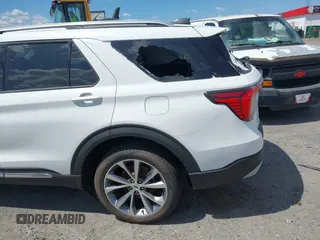 2025 Ford Explorer Platinum z VIN 1FMWK8HC0SGA53398, wystawiony jako IAAI lot #41999876 z przebiegiem 3 319 mil mil oraz . Historia ofert i sprzedaży dostępna na DreamBid. Obrazek 14.