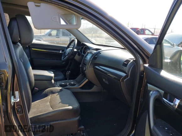 2011 Kia Sorento EX with VIN 5XYKUDA28BG164663, listed as a IAAI auction lot 41984131 with 1 mi miles. Bid and sale history available at carsss.com. Image 5.