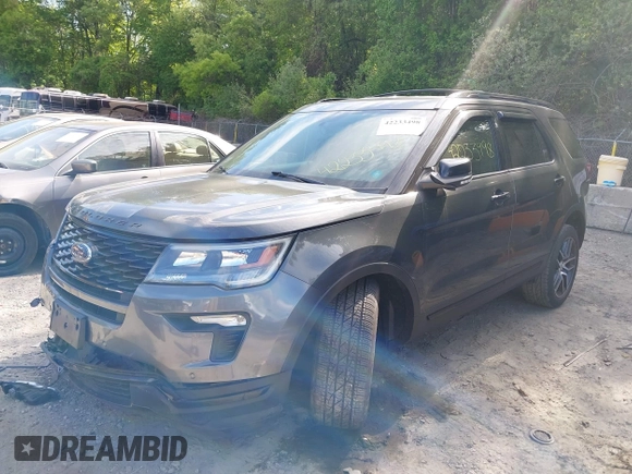 2018 Ford Explorer Sport z VIN 1FM5K8GT9JGC59377, wystawiony jako IAAI lot #42233498 z przebiegiem 103 479 mil mil oraz . Historia ofert i sprzedaży dostępna na DreamBid. Obrazek 2.